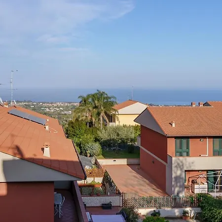 Little Rose Garden Апартаменты Aci Catena